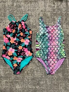🔥4/20! Bundle of 2 Girls One-Piece Swimsuits Floral & Mermaid size Small 6-6X